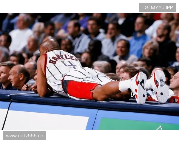 埃迪·琼斯无球跑动制造空位，拉开空间能力影响球队进攻结构