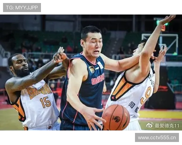 卢尔·邓三分无球跑位助防守端激活球队攻防节奏